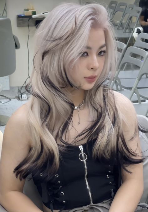 White Hair Tips Dyed, Platinum With Black Tips, Platinum Blonde Hair Wolf Cut, Black And White Blonde Hair, Black Hair Bleached Tips, Alt Hair Blonde, Ice Blonde Balayage Dark Roots, Blond Hair Black Tips, White Roots Black Hair