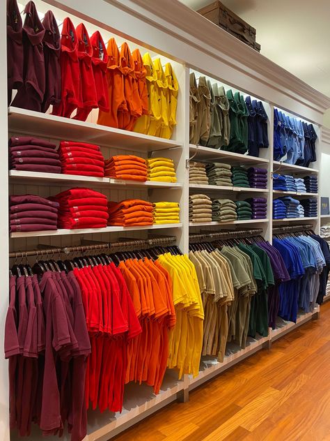 Visual Merchandising Ideas Clothing Store Displays, Tshirt Display Ideas Retail, Visual Merchandising Fashion, Ralph Lauren Store, Clothing Store Displays, Clothing Store Design, Tshirt Display, Cool Outfits For Men, Store Displays