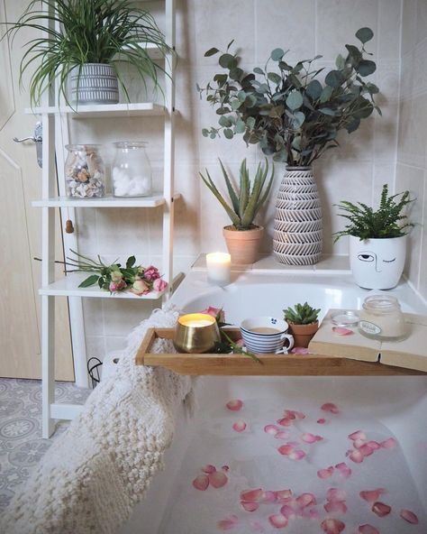 Sam | Interiors • DIY • Crafts on Instagram: “Congrats everyone we made it to the end of Jan 🙌🏻🎉 Thought it would never happen at one point there 😂 How was your weekend? It was…” Simple Bathroom Makeover, Modern Minimalist Bathroom Design, Easy Bathroom Makeover, Modern Minimalist Bathroom, Dream Bathtub, Room Look Bigger, Bath Aesthetic, Minimalist Bathroom Design, Bath Shelf