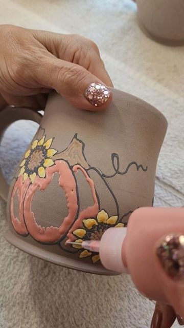 Fall Mug Painting Ideas, Pottery Painting Halloween, Pumpkin Pottery Painting Ideas, Autumn Pottery Painting, Ceramic Pumpkin Painting Ideas, Pumpkin Mugs, Fall Pottery, Pumpkin Pottery, Handmade Xmas Gifts