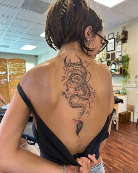 Dragon Tattoo Chinese, Spine Tattoo Dragon, Sumigashi Tattoo, Haku Tattoo Back, Haku Tattoo Design, Haku Back Tattoo, Haku Spine Tattoo, Haku Dragon, Dragon Back Tattoo