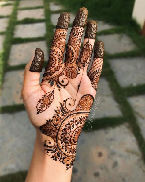 Mehndi designs Basic Henna, Palm Mehndi, Short Mehndi Design, Front Mehndi Design, New Mehndi, Palm Mehndi Design, Simple Mehendi Designs, Beautiful Henna, Mehndi Design Pictures