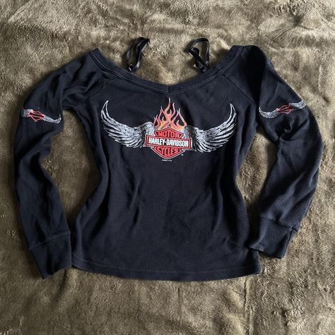 Grunge off shoulder Harley Davidson long sleeve top.... - Depop Y2k Harley Davidson, Harley Davidson Long Sleeve, Diy Off The Shoulder Shirt, Harley Davidson Outfits Woman, Harley Davidson Outfit, Thrift Finds Clothes, Harley Davidson Outfits, Off The Shoulder Y2k, Thrifted Tops