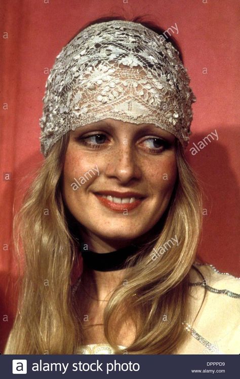 70s Hair Accessories, Twiggy Now, Twiggy 60s, Twiggy Model, Lace Headwrap, Headpiece Accessories, Androgynous Look, 70s Hair, Editorial Photos