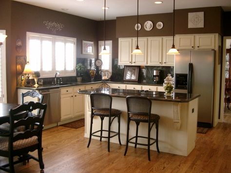 Beautiful brown walls Brown Walls Kitchen, Painting Oak Cabinets, Best Kitchen Cabinets, Brown Cabinets, Brown Kitchen, Brown Kitchens, Brown Walls, Chic Kitchen, Shabby Chic Kitchen