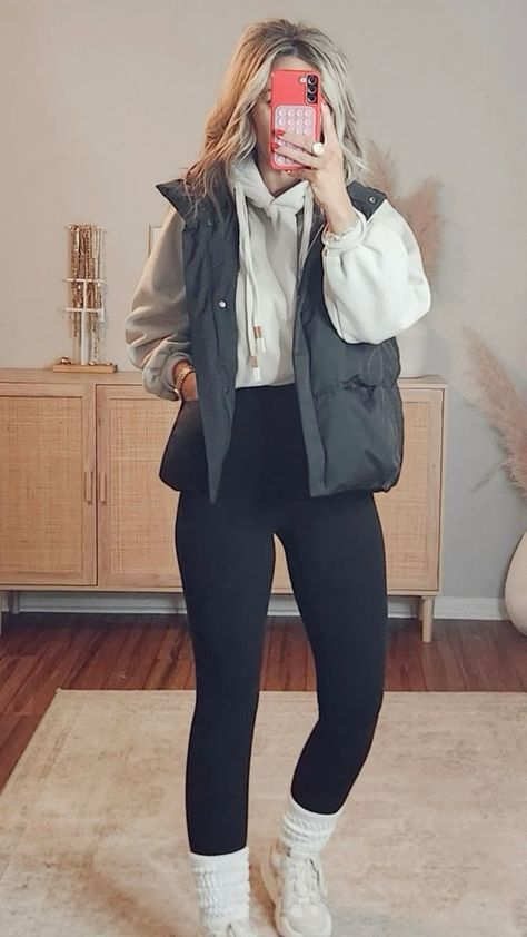 Comfy Cozy Winter Outfits, Long Drive Outfit, Hey Dudes Outfit Women, Pregnancy Fall Outfits, Cute Comfy Winter Outfits, Lazy Winter Outfits, Relaxing Outfits, Winter Outfits Midsize, Plus Size Outfit Inspiration