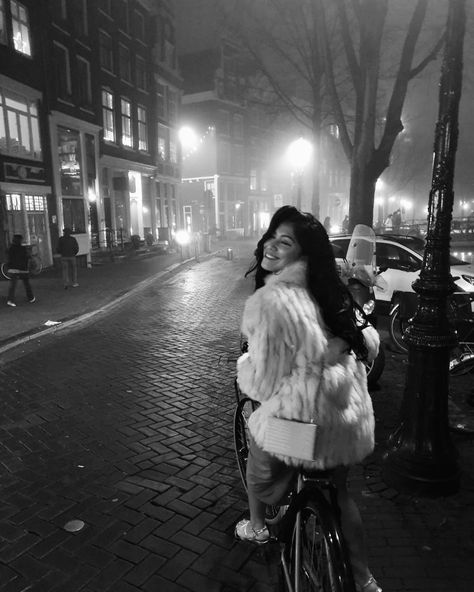 Amsterdam Poses Photo Ideas, Amsterdam Aesthetic Winter, Amsterdam Travel Outfits, Amsterdam Aesthetic Night, Amsterdam Photo Ideas, Amsterdam Fits, Photoshoot Amsterdam, Amsterdam Photoshoot, Amsterdam Outfits