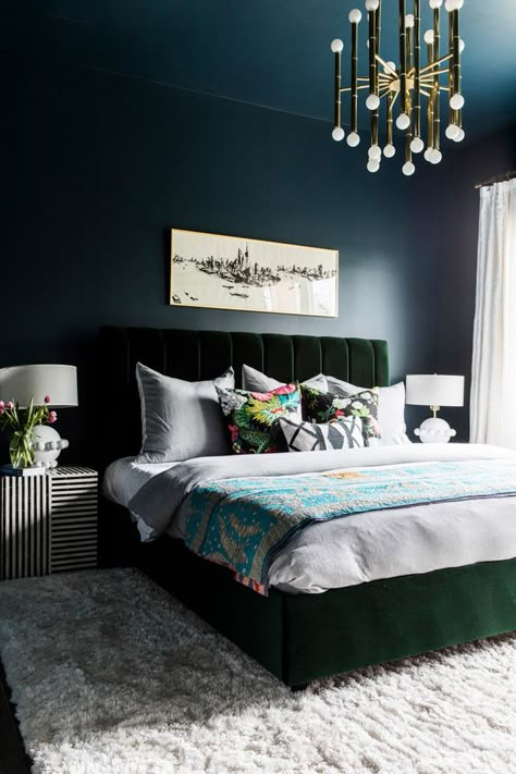 Green Bed, Velvet Bed Frame, Bedroom Painting, Interior Design Minimalist, Moody Bedroom, Velvet Bed, Green Bedding, Bedroom Green, Decoration Inspiration