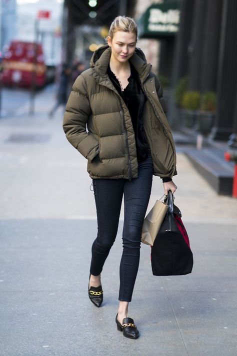 Karlie Kloss Wearing Artizia Coat Fall Winter Outfits Work Office Wear, Super Puff Outfit, Best Puffer Jacket, Aritzia Super Puff, Puffer Jacket Outfit, Super Puff, Not The Only One, Cold Outfits, Karlie Kloss