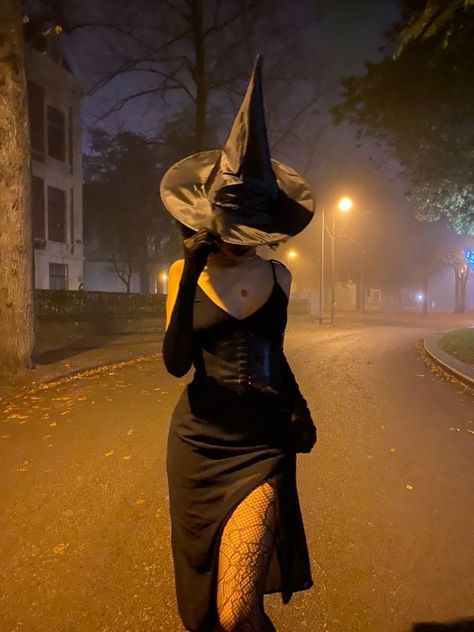 Black Dress Witch Costume, Witch Look Halloween, Mystical Witch Costume, Halloween Photoshoot Witch, Mystic Halloween Costume, Which Costumes For Women, Spooky Halloween Outfits, Witch Womens Costume, Witch Party Aesthetic