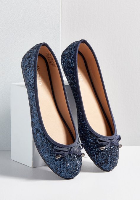 Toss Your Heels Aside: These 14 Glitter Flats Will Get You Through the Holidays Like a Pro 1950s Fashion Shoes, Elegant Shoes Flat, Pin Up Shoes, Indian Shoes, Vintage Style Shoes, Mode Shoes, Glitter Fashion, Glitter Flats, Female Shoes