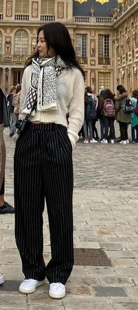 Black Striped Pants Outfit Winter, Black Pin Stripe Pants Outfit Work, Pinstripe Slacks Outfit, Outfits With Trousers Classy, Baggy Striped Pants Outfit, Pinstripes Pants Outfit, Pinstriped Pants Women, Stripped Pants Aesthetic, Stripped Pant Outfits Woman