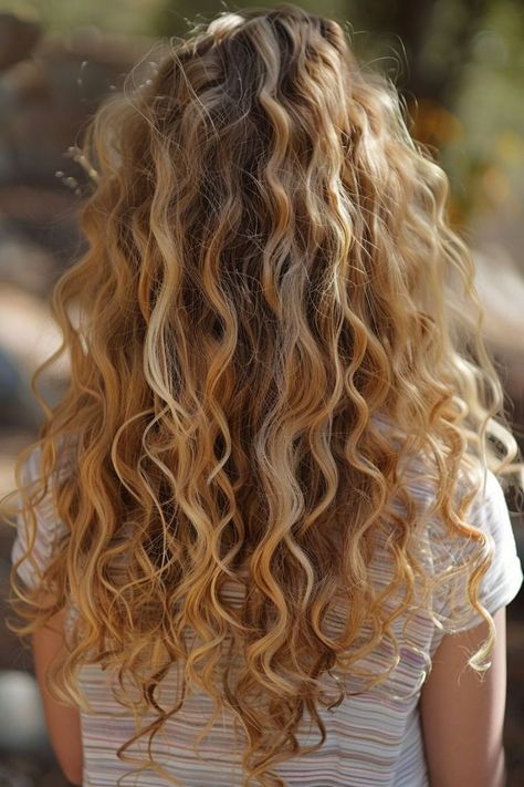 Honey Blonde Hair With Blue Highlights, Honey Blonde Balayage Curly Hair, Honey Blonde Hair Curly, Curly Hair Highlights Blonde, Blonde Hair Icy, Hair Icy Blonde, Honey Blonde Curls, Honey Blonde Curly Hair, Blondish Hair