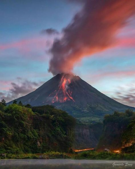 Volcanic Eruption Aesthetic, Volcanoes Aesthetic, Volcano Aesthetic, Volcano Landscape, Volcano Mountain, Volcano Pictures, Volcano Photos, Cost Rica, Volcanic Landscape