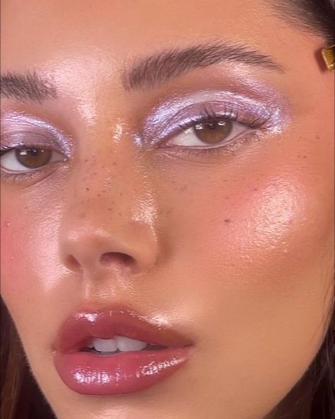 trendy makeup look , glowy makeup , hailey beiber makeup , iridescent eyeshadow , natural makeup Maquillage On Fleek, Formal Makeup, Dope Makeup, Glam Look, Makeup Pictures, Prom Makeup, Makeup Eyeliner, 가을 패션, Glam Makeup