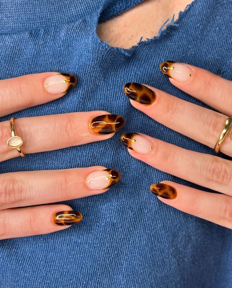 tortoise shell print🤎✨ • • • • #nailsxkay #nailsnailsnails #ibdgel #hardgel #structuredmanicure #prettynails #trendynails #naildesign #nailart #nailextentions #bombnails #baddienails #nailinspo #pinterestnails #trendynails #explore #explorepage #scvnails #calinails #LAnails #fallnails #nailsofinstagram #tortoiseshell #cheetahprint #frenchtip #naturalnails #buildergelnails Subtle Cheetah Nails, Biab Nails Tortoise Shell, Short Nail Designs Tortoise Shell, Nail Inspo Turtle Shell, Tortashelle Nails, Tortoise Valentine Nails, Nail Art Tortoise Shell, Easy Tortoise Shell Nails, Calico Nails Design