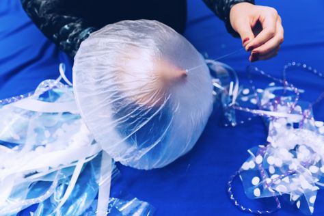 Diy Jellyfish Decoration, Jellyfish Lantern, Diy Jellyfish, Jellyfish Costume, Jellyfish Illustration, Under The Sea Decorations, Jellyfish Tank, Jellyfish Decorations, Jellyfish Photography