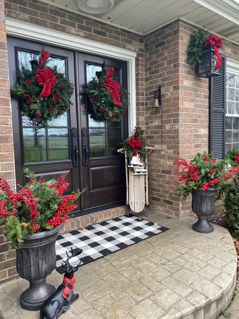 Front Porch Christmas Decor Ideas Double Doors, Christmas Decor For Double Front Doors, Christmas Porch Double Doors, Christmas Grees Outside By Frint Door, Double Door Wreath Ideas, Christmas Front Porch Decor Single Door, Double Door Christmas Decor, Cristmas Entry Door, Double Patio Doors