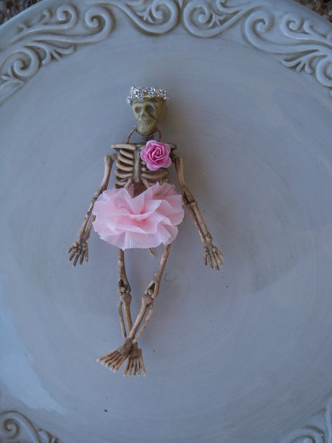 Fairy Skeletons, Halloween Ballerina, Halloween Dollhouse, Furniture Colors, Halloween Craft Projects, Hallowen Ideas, Adornos Halloween, Skeleton Halloween, Halloween Trees