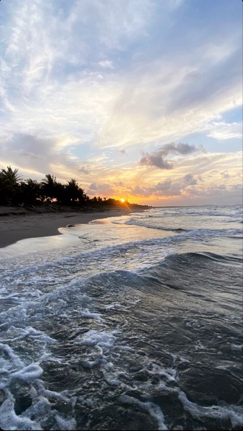 Zabdi Abigail via ig storys. #ocean #sea #beach #sunset #honduras #beautiful #bluesky Honduras Beach, Sea Beach Sunset, Beach Photo Inspiration, Beach Photo, Sea Beach, Beach Photos, Beach Sunset, Honduras, Photo Inspiration