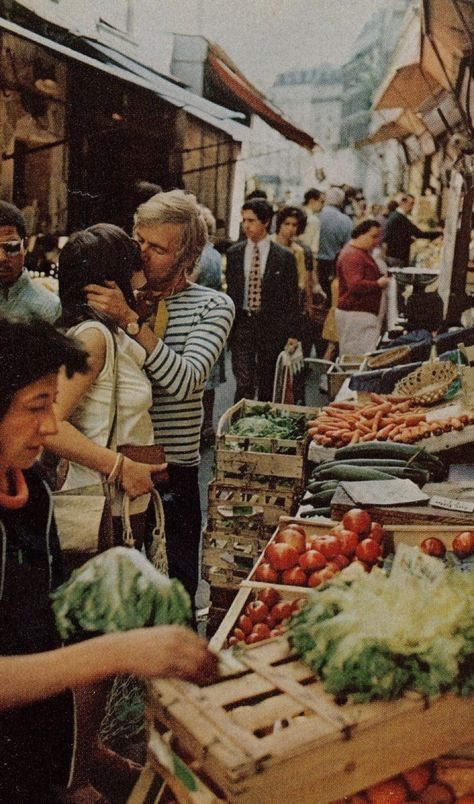 Parisian market, France, 1972. Photograph by Gordon Gahan. Ian Curtis, Photographer Inspiration, 사진 촬영 포즈, Ideas Photography, Foto Art, 인물 사진, Open Air, National Geographic, Farmers Market