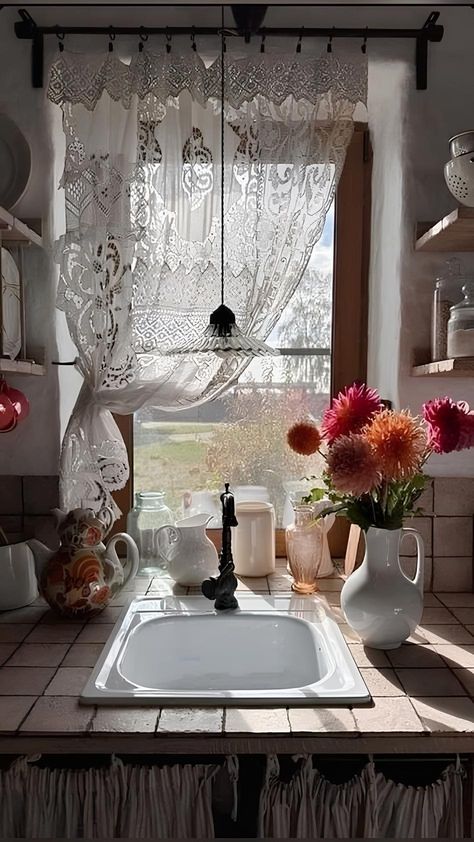 Vintage Kitchen Curtains, Cottage Curtains, Country Cottage Farmhouse, Living Room Black, Casa Country, Country Cottage Decor, Cottage Kitchens, Room Black, Cottage Interiors