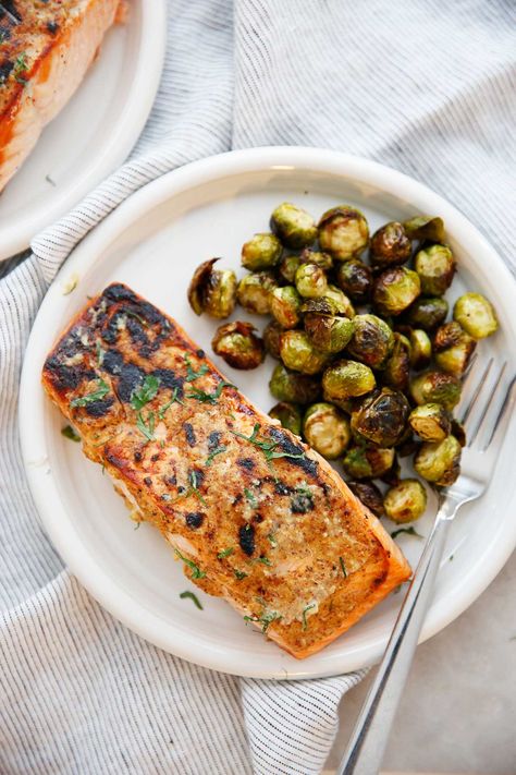 3-Ingredient Dijon Salmon Made In Only 10 Minutes 3 Ingredient Salmon, Dijon Salmon, Lexi's Clean Kitchen, Paleo Main Dishes, Delicious Seafood Recipes, Trim Healthy Mama, Super Healthy Recipes, Healthy Foodie, Trim Healthy