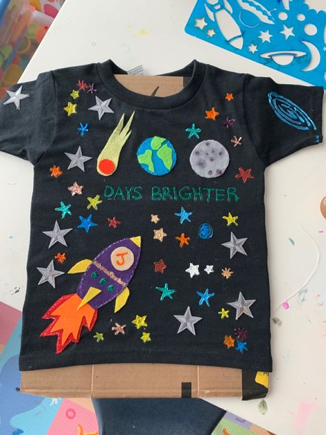 Diy Space Outfit, Space Day Diy Costume, Space Day Spirit Week Outfit, Space Dress Up Day School, Planet Costume Diy, Planet Fancy Dress Kids, Planet Costume For Kids, Solar System Shirt Diy, Planet Costume