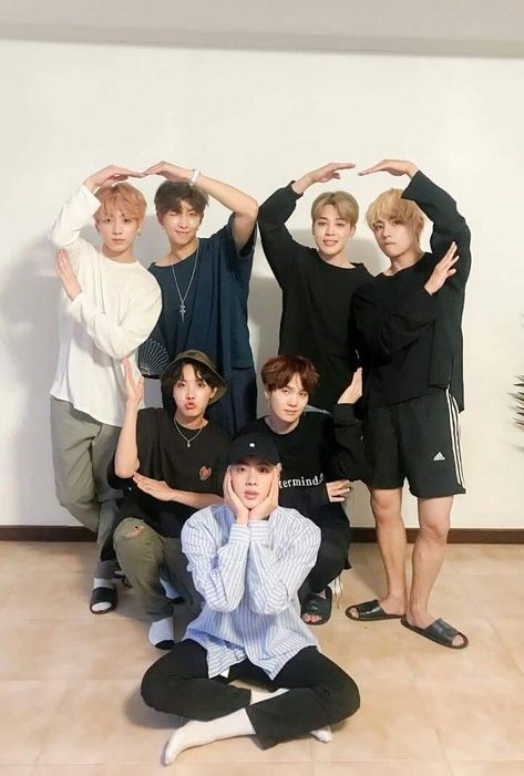 Bts Group Picture, Jung So Min, Bts Group Photos, K Wallpaper, Kpop Meme, Mia 3, Billboard Music Awards, Bts Group, Bts Lockscreen