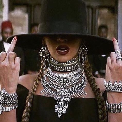 middle fingers up Beyonce Formation, Beyoncé Giselle Knowles-carter, Beyoncé Giselle Knowles, Crystal Statement Necklace, Beyonce Queen, Queen Bey, Blue Ivy, Beyonce Knowles, Queen B