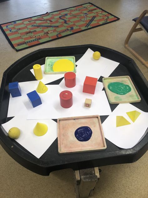 Learning about 3D shapes and their properties #3dshapes #eyfs #earlylearning #maths #earlyyearsmaths #shapespacemeasure Eyfs Shapes Activities, Table Top Activities Eyfs, 3d Shapes Eyfs, 3d Shape Activities Eyfs, Maths Tuff Trays, Shapes Tuff Tray, Eyfs Shapes, Shapes Eyfs, Continuous Provision Eyfs