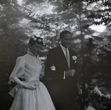 Rare Photographs of Audrey Hepburn and Mel Ferrer on Their Wedding Day in Bürgenstock, Switzerland on September 25,1954 ~ vintage everyday Audrey Hepburn Wedding, Vintage Summer Fashion, Audrey Hepburn Photos, Old Dress, Audrey Hepburn Style, Beautiful Beach Wedding, Zoe Kravitz, Pierre Balmain, Hailey Baldwin