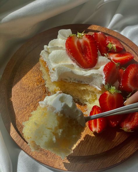 Summer cakes you should make this summer! Or for tomorrow’s midsommar🕊️ I will make a new highlight called summer cakes so you easily can find the recipes<3 1. Tres leches cake 2. Showing you how moist and fluffy the tres leches cake is 3. Pinocchio tårta/ herregårdstårra/ meringue cake 4. Lemon cream with berries 5. Victoria sponge cake 6. Pinocchio tårta/ herregårdstårra/ meringue cake (again but in a rectangular shape) #explorepage #easyrecipes #aesthetic #summercake #summerdessert Leches Cake, Victoria Sponge Cake, Meringue Cake, Tres Leches Cake, Victoria Sponge, Summer Cakes, Tres Leches, Lemon Cream, Pinocchio