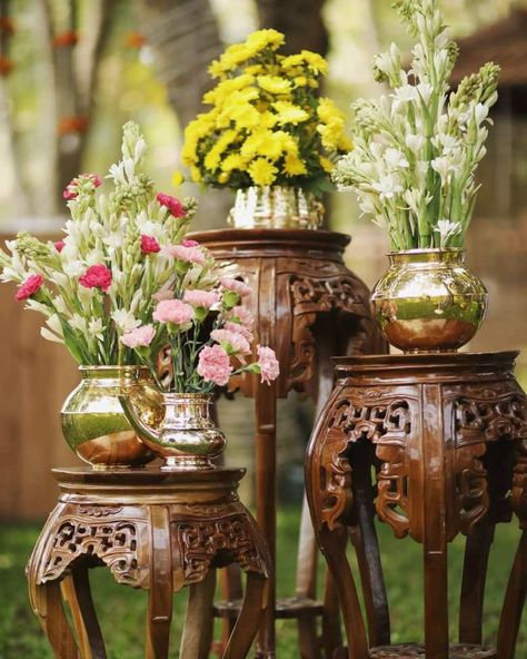 Indian Flower Arrangements, Paath Decor, Brass Silverware, Indian Wedding Centerpieces, Indian Floral Decor, Ambience Decor, Home Flower Decor, Indian Wedding Decor, Vintage Brass Decor