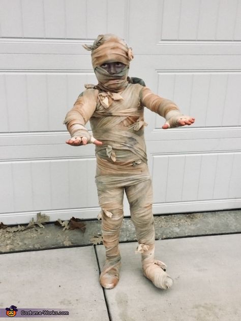 Mummy Costume Diy, Kids Mummy Costume, Diy Mummy Costume, Mummy Diy, Homemade Costumes For Kids, Mummy Halloween Costume, Adam Beach, Mummy Costume, Homemade Costume