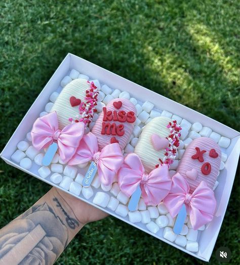 Valentines Cakesicles, Chocolate Cover Pretzels, Candy Business Ideas, Valentine Day Treats, Valentine Deserts, Valentines Cakes And Cupcakes, Cakesicles Ideas, Treats To Sell, Valentine Chocolate Covered Strawberries