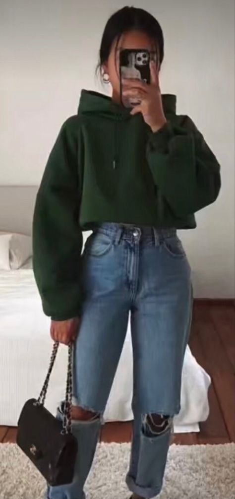 Outfits With Cropped Hoodie, Cropped Hoodie Outfit Aesthetic, Crop Hoodie And Jeans Outfit, Crop Hoddies Outfits Girl, Baggy Crop Top Outfits, Crop Top Hoodie Outfit, Crop Hoodie Outfit, Undershirt Outfit, Hoodie Outfit Aesthetic