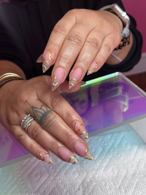 Matte stiletto nails wkth gold design Nails Gold Detail, Gold Stilletos Nails, Stiletto Nails Gold, Gold Stilletos, Matte Stiletto Nails, Nails With Gold, Nails Gold, Birthday Inspo, Gold Nails