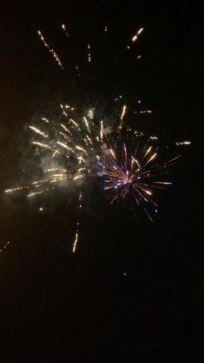 New Year Fireworks Videos, Fake Ig Stories, Fireworks Video, Gif Silvester, Fogo Gif, Summer Instagram Pictures, Fireworks Pictures, Fireworks Photography, City Life Photography