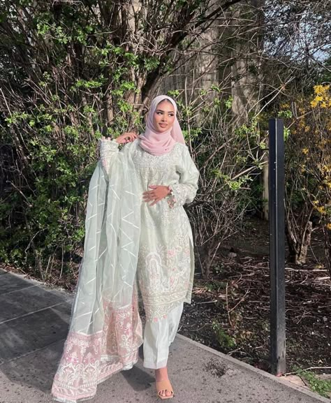 Hijabi Wedding Guest Outfit, Eid Outfits Pakistani, New Party Wear Dress, Eid Outfits Ideas, Eid Outfit Ideas, Dress Designs For Girls, Desi Dress, Desi Wedding Dresses, Fancy Suit