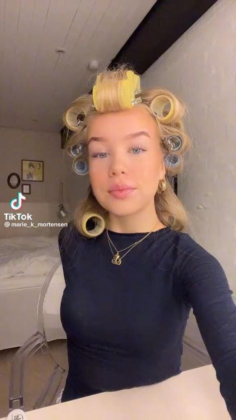 Foam Curlers Overnight Hair Tutorials, How To Style Hair With Curlers, Best Colors To Wear With Red Hair, Hair Rollers Results, Hair Rolls Curls, Overnight Rollers Curls, Hitless Curls, Hair Tourtials, Barbie Hair Inspiration