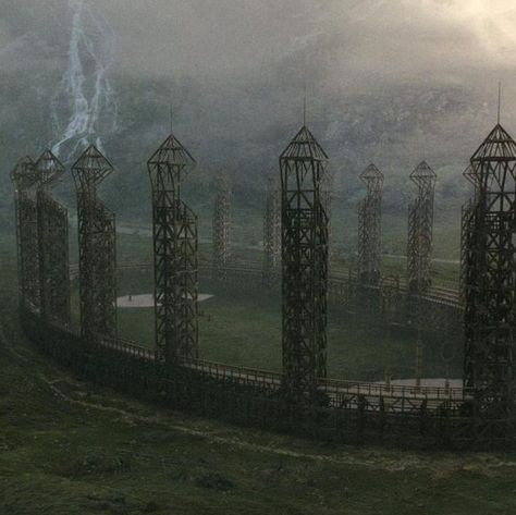 Quidditch Aesthetic, Quidditch Pitch, Hogwarts Quidditch, Harry Potter Quidditch, Newt Scamander, Harry Potter Gif, Hogwarts Aesthetic, Hogwarts Castle, Fred Weasley