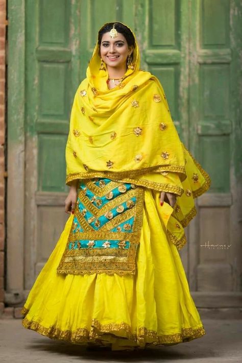 ♬♥ Long Kurti With Skirt, Punjabi Culture, Trendy Outfits Indian, Punjabi Fashion, Suit Ideas, Punjabi Outfits, Indian Designer Suits, Punjabi Dress, Indian Bridal Fashion