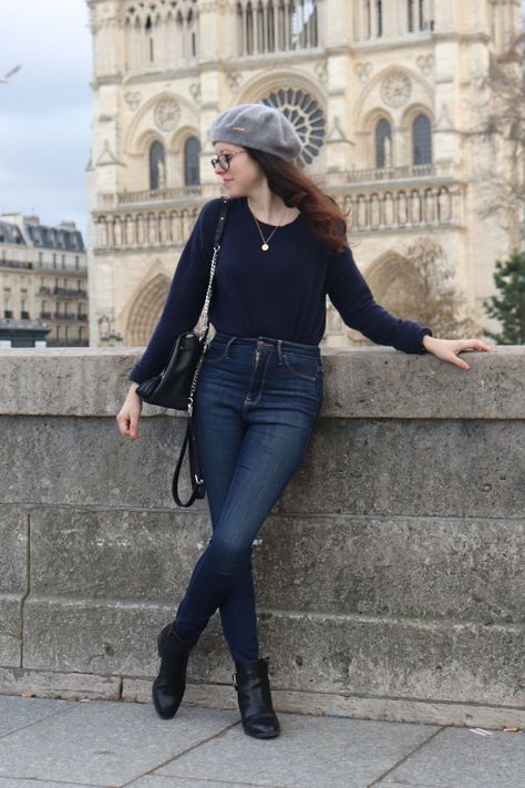 Pour moi style de la parisienne se défini par des bons basique, c'est exactement ce qu'on va voir ensemble dans avoir un look de parisienne. Pull Bleu Marine, Style Parisienne, Inspiration Mode, Parisian Style, Aura, Ootd