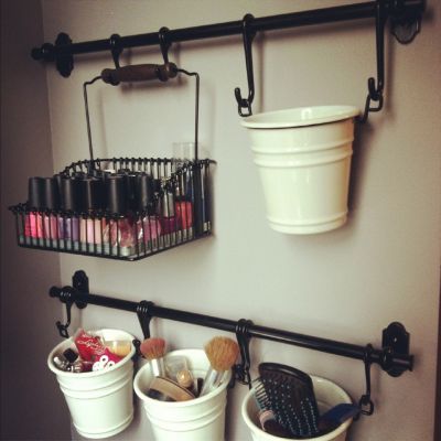 Inspiration Dressing, Diy Makeup Organizer, Makeup Storage Solutions, Rangement Makeup, Diy Makeup Storage, Makeup Organization Diy, Nail Salon Design, Makeup Organization Vanity, Bad Inspiration