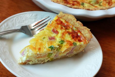 Canadian Bacon and Pineapple Pizza fans - combine these favorite toppings into a delightfully delicious quiche! Christmas Orderves, Quiche Ham, Cheese Quiche Recipe, Breaking Fast, Ham And Cheese Quiche, Cheese Quiche, Breakfast Casseroles, Egg Dishes, Quiche Recipe