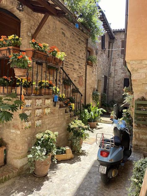 Spello, Umbria: the flower-filled Italian town you'll love | Mama Loves Italy House In Italy Aesthetic, Italian House Architecture, Old Italy House, Italian Town Aesthetic, Italian Village Aesthetic, Italian Cottage Aesthetic, Italy House Aesthetic, Italian Summer House, Italian Townhouse