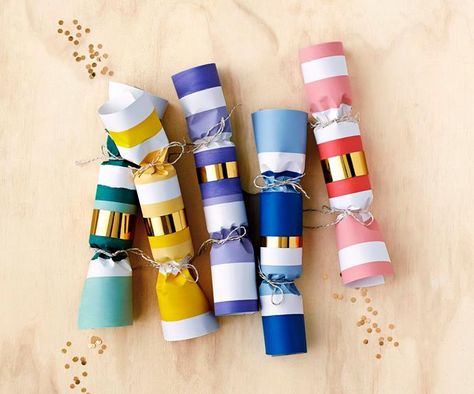 Diy Party Crackers, Homemade Christmas Crackers, Christmas Bon Bon, Diy Crackers, Diy Christmas Crackers, Christmas Rules, Cute Trinkets, Party Blowers, British Christmas