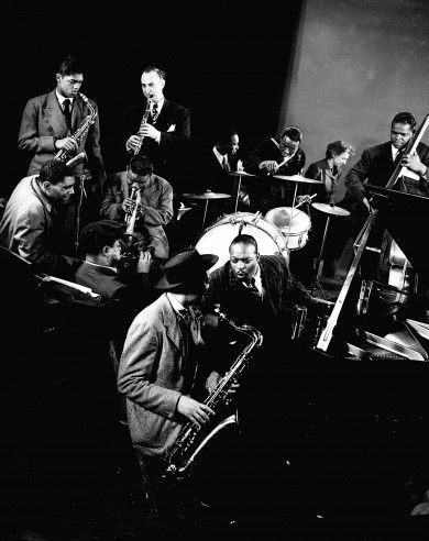 Count Basie, Lester Young, and other jazz greats at Gjon Mili's Studio in New York, 1942. Billy Holiday, Gjon Mili, Dizzy Gillespie, Count Basie, Classic Jazz, Jazz Artists, Duke Ellington, Billie Holiday, Jazz Band