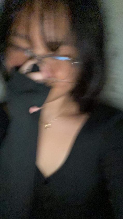 Short Hair Mirror Selfie Blur, Blur Picture Girlfriend, Short Hair Pics Hide Face, Pretty Selfies No Face Short Hair, Fake Girlfriend Short Hair, Blur Picture Short Hair, Fake Girlfriend Pictures Short Hair, Fake Girlfriend Pictures Hide Face Long Hair, Short Hair Asthetic Picture Blur